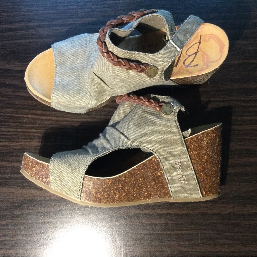 Taupe/brown wedges! Size 7.5 lightweight and extremely comfortable. Blowfish